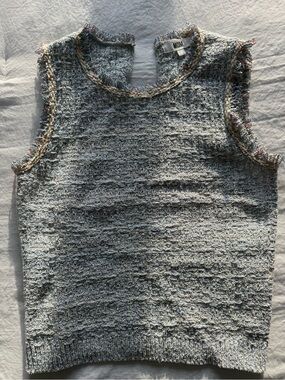 Sleeveless Bouclé Tank Top in Light Gray with Multicolor Trim